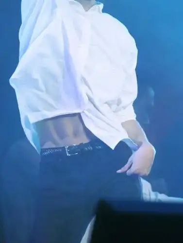 更令女生羡慕的还有王俊凯的大长腿,迷人的大长腿,都是别人