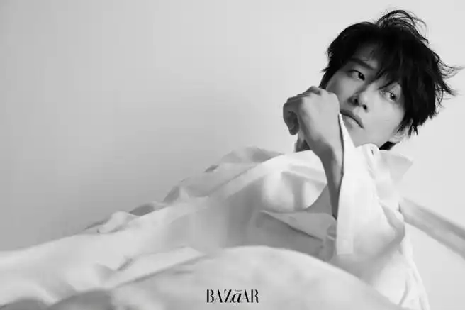 芭莎好会拍帅的我崩溃一身黑色长皮衣,金丝眼镜,白衬衫随意敞开,禁欲