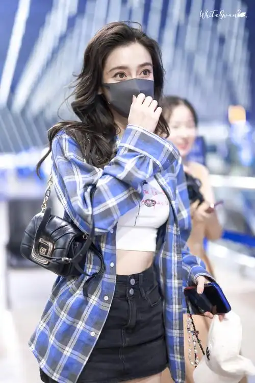 angelababy机场露腰