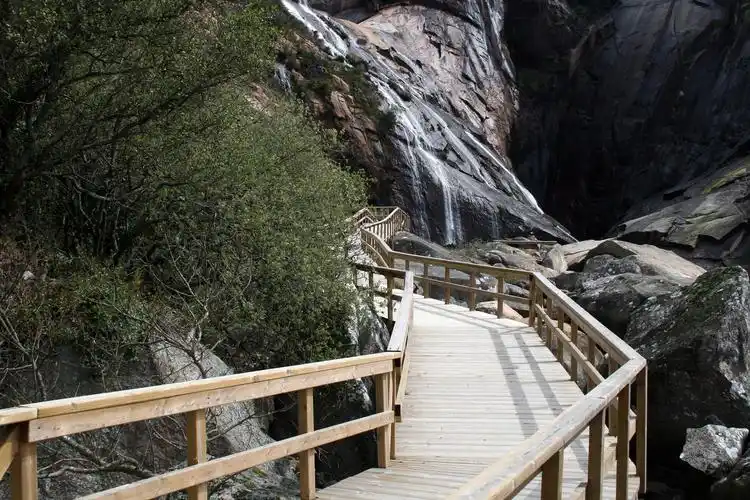 安福羊狮慕风景区是一个令人流连忘返的旅游胜地,拥有壮丽的自然风光