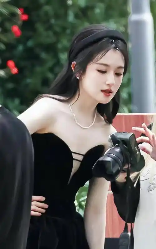 李兰迪黑裙深v亮相,优雅高贵展露自信魅力_时尚_黑色_气质