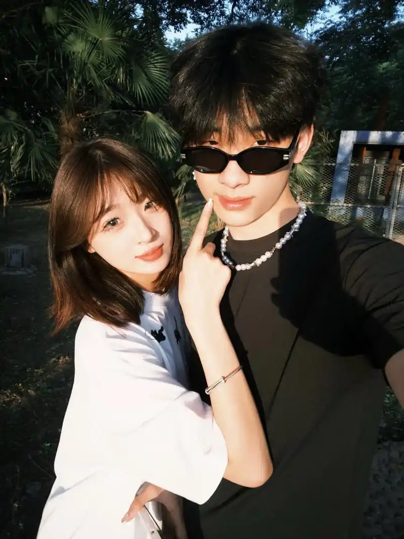 让我们形影不离#188腹肌大帅哥 #情侣日常