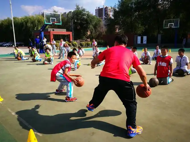 培训营"回访活动走进沈抚新城实验学校,和孩子们共度欢乐的篮球时光