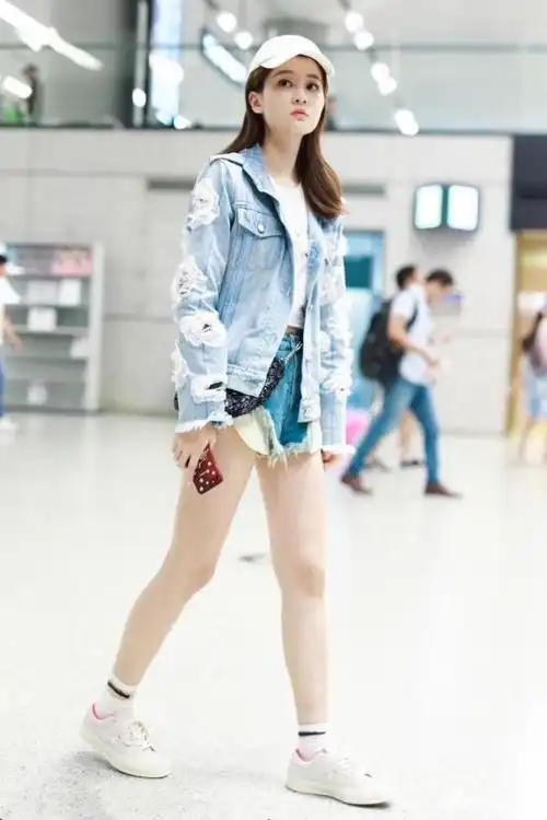 乔欣的短裤也太短了,幸亏还有两块布遮住,网友:不得体