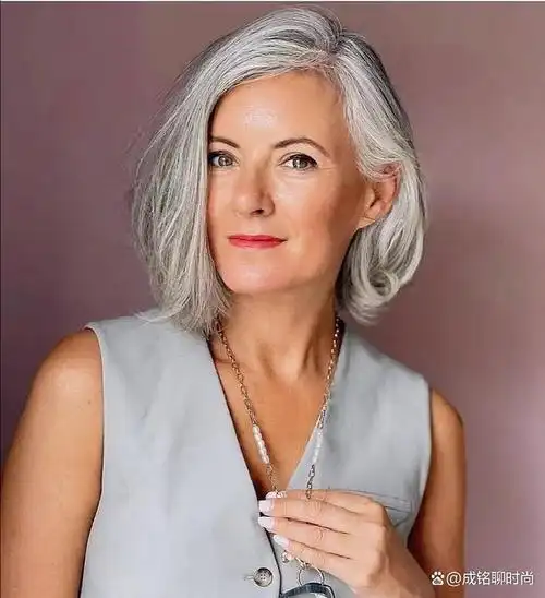 但其实也有不少女性,她们虽然满头白发,但整个人的气质和状态还是比较
