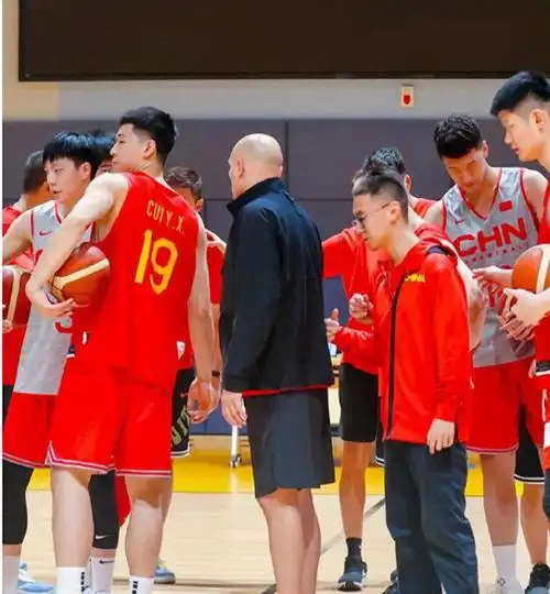 中国男篮集训第1天队长已有人选主抓3大基本功6人竞争激烈