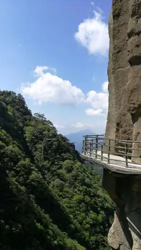 兴高采烈去明月山,山上,山下,二重天,根本无法想像,我只能快步走在