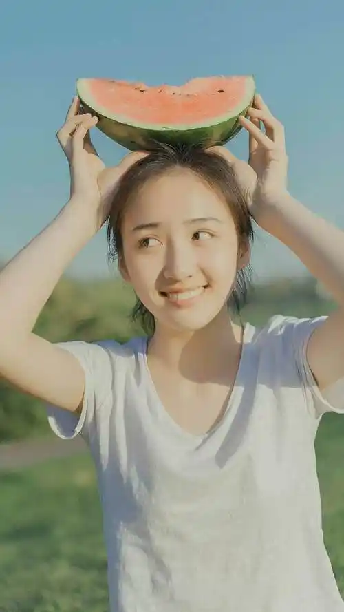 人像摄影青春阳光的吃西瓜女孩笑容天真烂漫