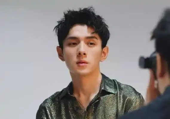 李佳琦高中学历是怎么回事 李佳琦考上南昌大学了吗