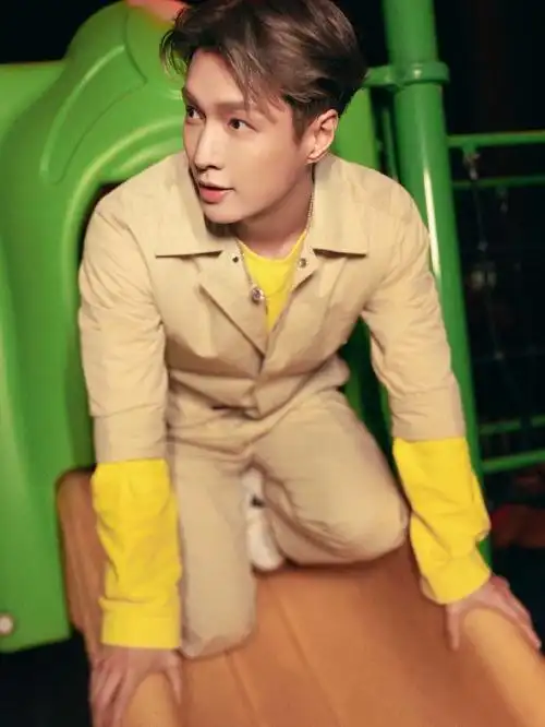 231011|工作室更新张艺兴零食狂欢节照片 11p秋日微风而小憩,醒来尽享