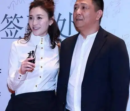 的感情路却十分艰辛,在一次偶然的机会,李小冉认识了一位制片人孙东海