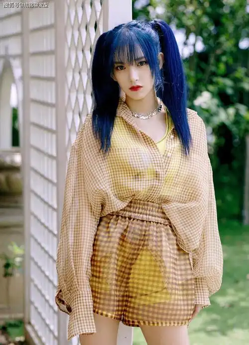程潇蓝色头发超酷炫,空气刘海配双马尾俏皮吸睛,少女感十足_衬衫
