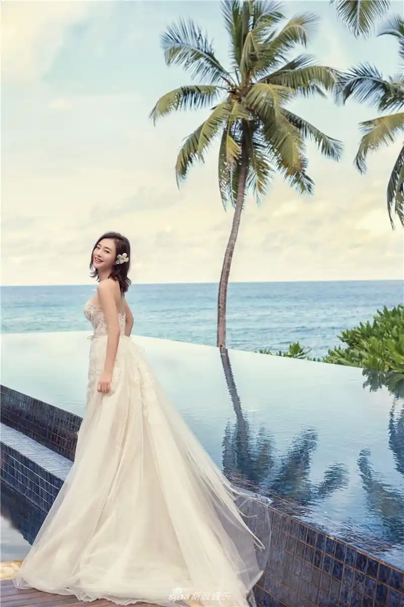 组图:秦岚甜美时尚大片曝光 浪漫唯美演绎别样风情