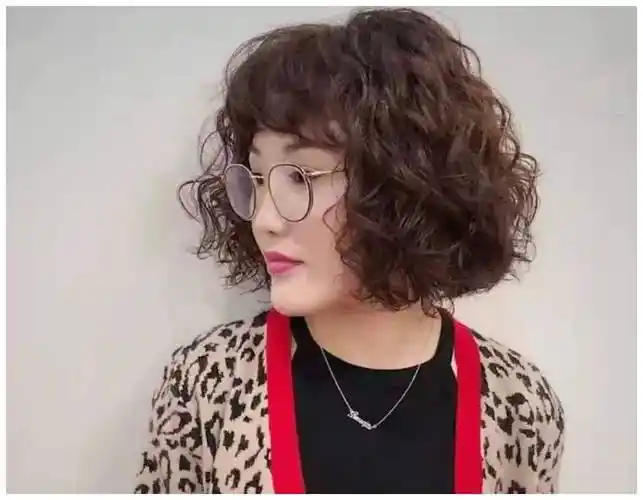 今年流行"烫小卷",好洋气_头发_姐姐_发型