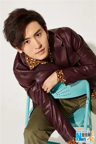 张哲瀚帅气写真曝光 "冰块脸"尽显型男魅力