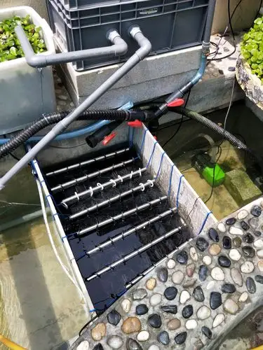 低于主池水面十五公分,(便于靠水压虹吸进水)第二步,鱼池西北角用地砖