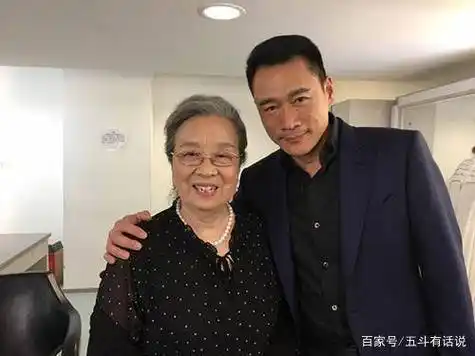 他是容嬷嬷的干儿子,出道14年不温不火,妻子却越来越红