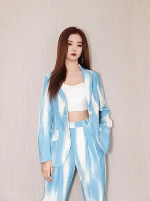 徐艺洋蓝白扎染西装