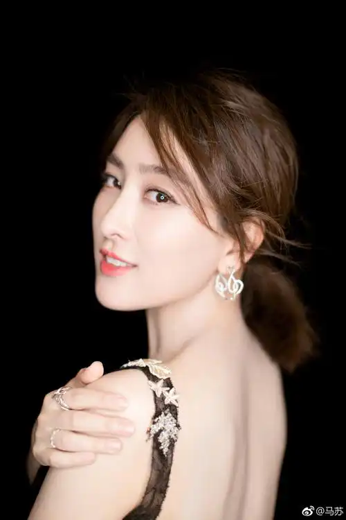 马苏红毯捡垃圾获赞 自晒美照:美丽冻人