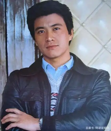 他曾经是中国那个年代中国中最帅最受欢迎的男明星,他的地位不亚于
