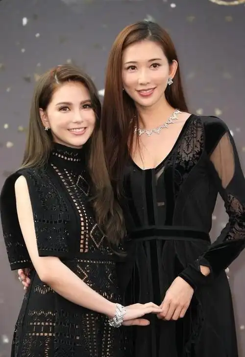 林志玲和昆凌同穿小黑裙,两人身高体型差异明显,都穿出个性美