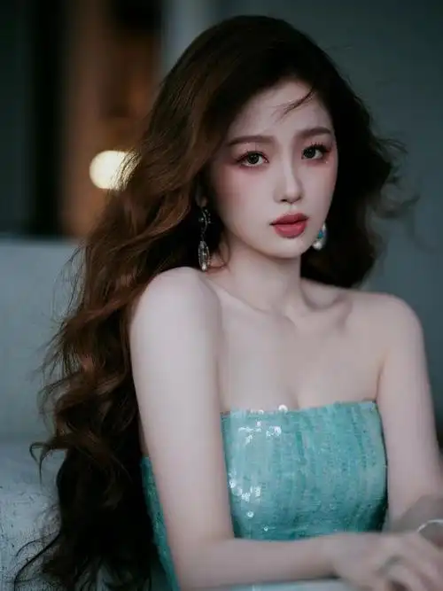 虞书欣夏日玩美穿搭,一袭水绿色亮片抹胸裙,旖旎青绿明媚甜美|妆容