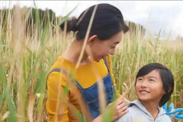 奶奶和母亲都流了无数次的眼泪,二叔和二婶劝慰她们,说好事多磨,要