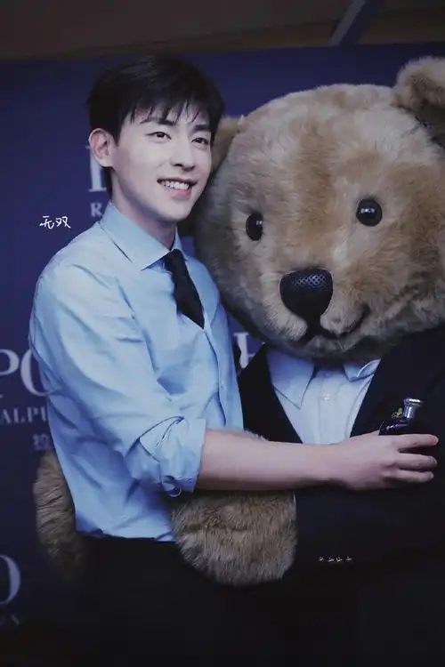 ralphlauren品牌中国区香水代言人邓伦##邓伦喷香水好可爱