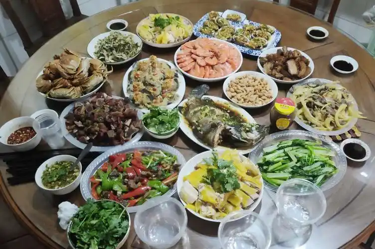 各地网友晒中秋晚饭有的丰盛有的讲究看到最后一个心酸了