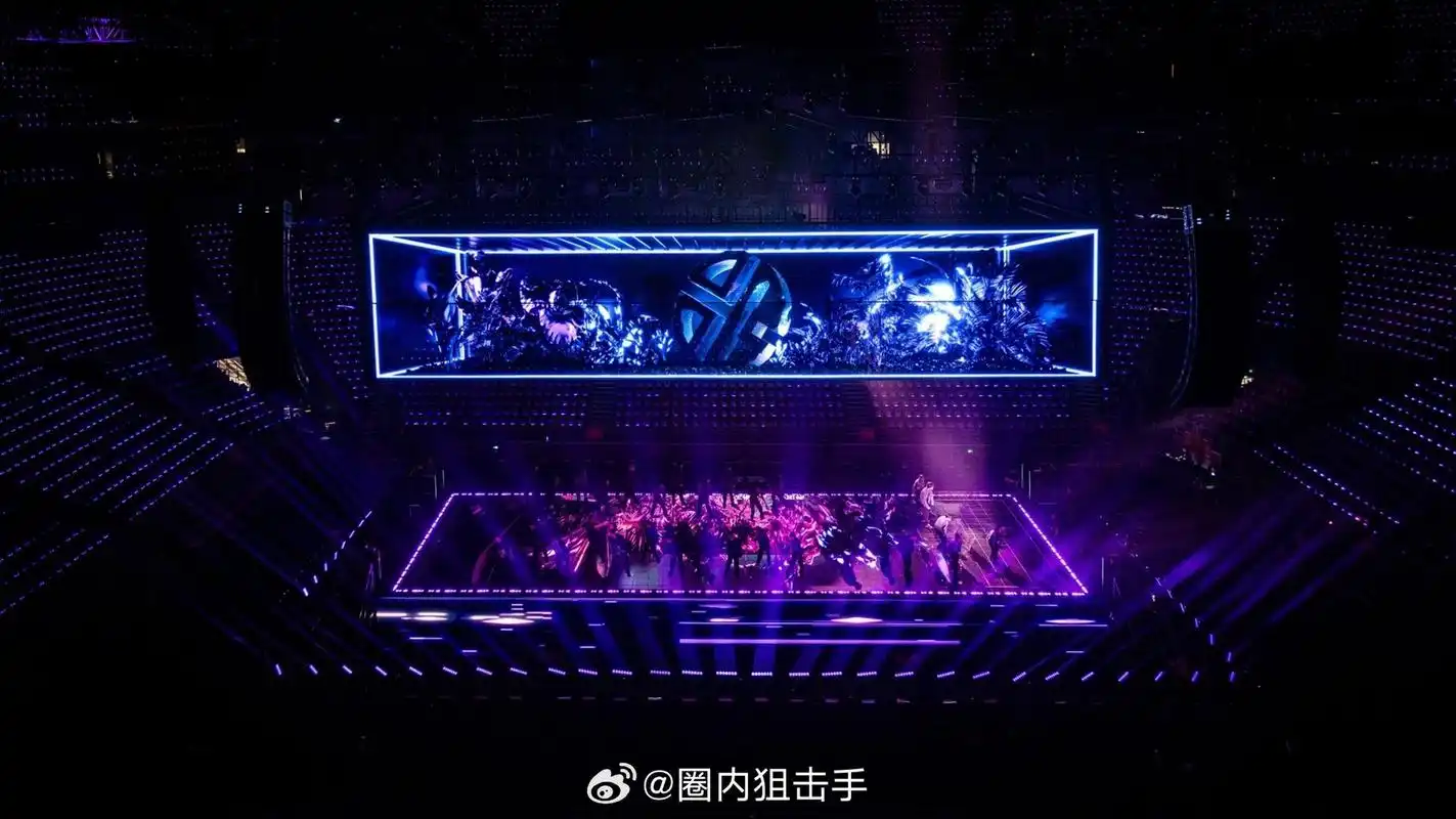 张艺兴演唱会巨型裸眼3d#张艺兴演唱会舞台也太特别了吧,这舞台泄果