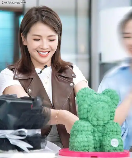 原创刘涛直播解锁新穿搭!白t恤外搭皮马甲真有范,看着不像42岁的人