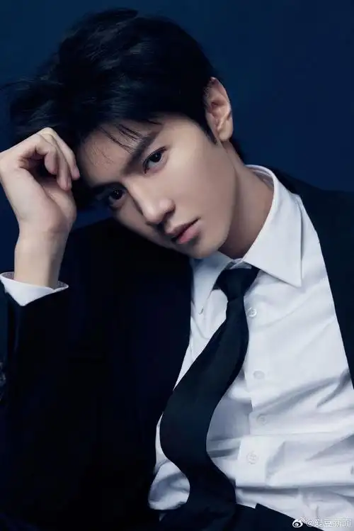 陈哲远穿西装鸡哔我#纯黑西服77白色衬衫,微扯领带的动作禁欲感拉满