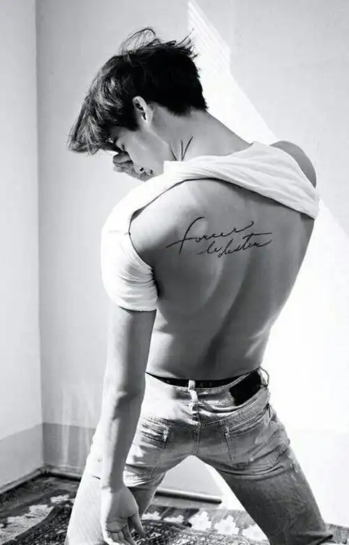 李钟硕 新闻 继马甲线,人鱼线,名品腹肌,反手摸肚脐,锁骨放硬币之后