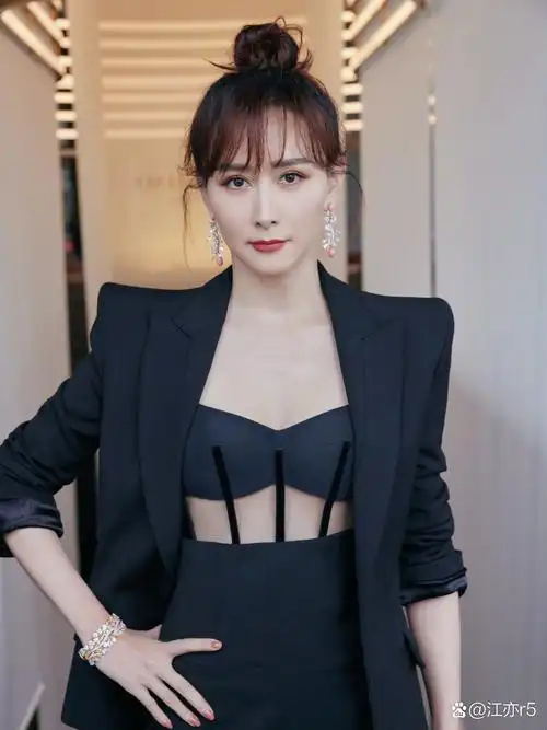 胡静在新片《小孩不笨3》中演绎严厉陪读妈妈,形象逼真引发共鸣