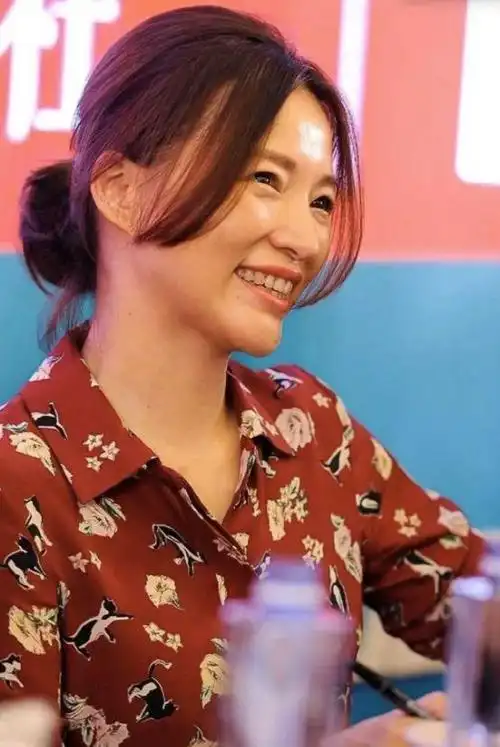 50岁董卿素颜真的老了头发凌乱不再年轻气质优雅有书卷气