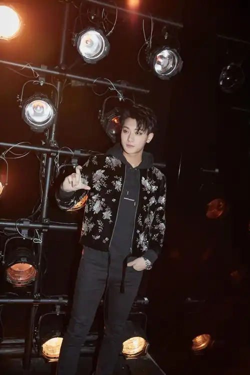 黄子韬身穿天鹅绒夹克亮相ysl秀场 展示帅气街头风