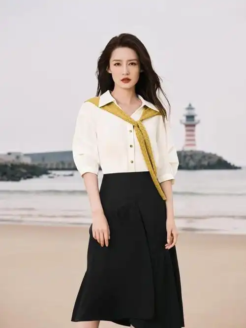 李沁穿百褶裙太美了蓝色衬衣搭配小裙子树林中拍照宛如精灵