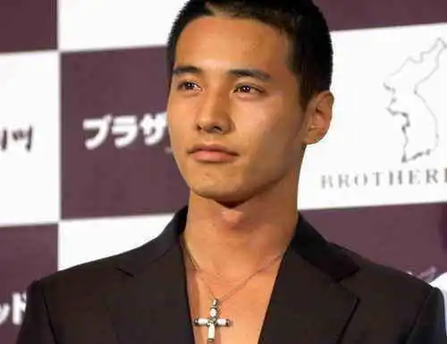 组图张东健元彬东京宣传大片太极旗飘扬