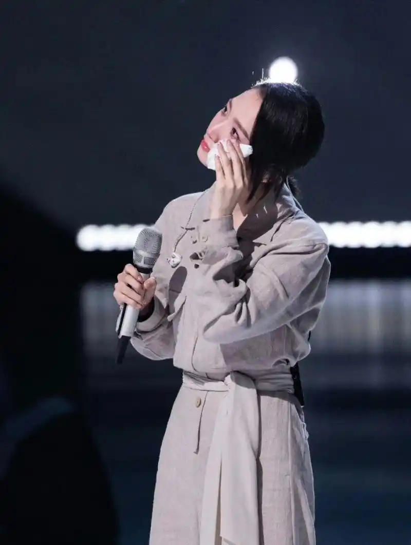 乐评人丁太升评价孟美岐在《舞台2023》中的表现,唱跳能力在国内算是