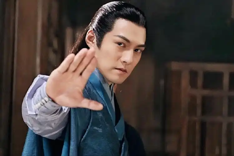 被誉为"天涯四美"之一的严屹宽,是出了名的古装美男子.