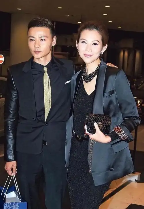 2008年,蔡少芬和张晋多年的恋爱长跑终于画上了圆满的句号,两人携手