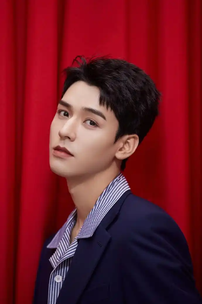 艺人走红前能有多拼?龚俊满世界拍广告,林更新曾经是饶雪漫书模