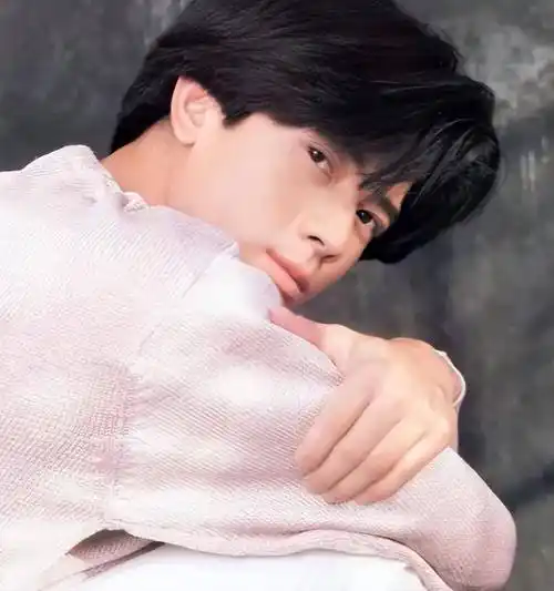 57岁郭富城现身国外!一头黄毛满脸皱纹超显老,英语蹩脚照稿子念