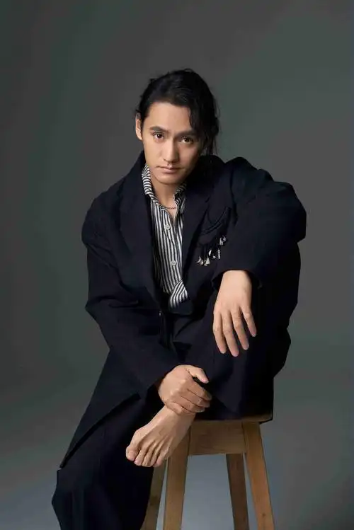 袁弘全新写真赤脚出镜 红蓝光影碰撞尽显随性不羁