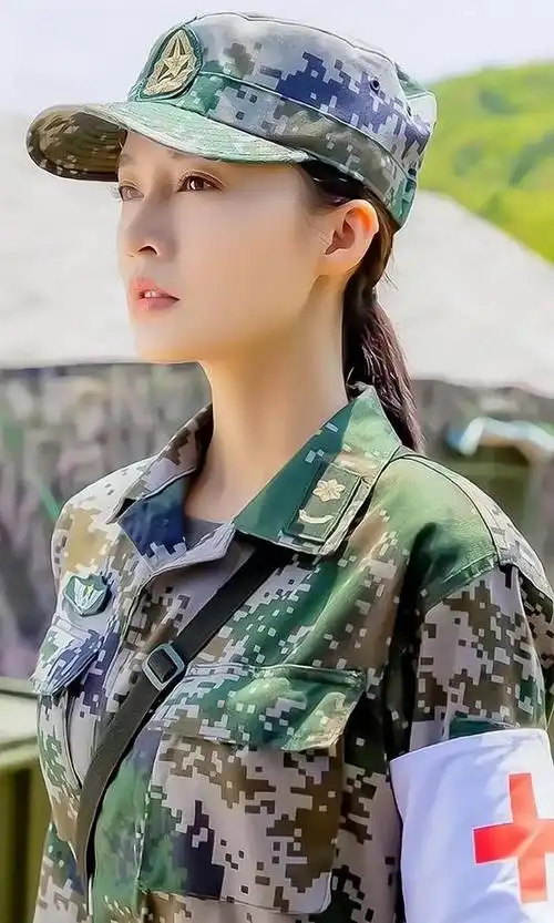 李沁穿上警服美照漂亮吗