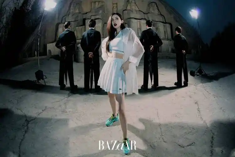 古力娜扎登上《时尚芭莎》封面,红唇长裙气场全开,宛如女王降临_大片