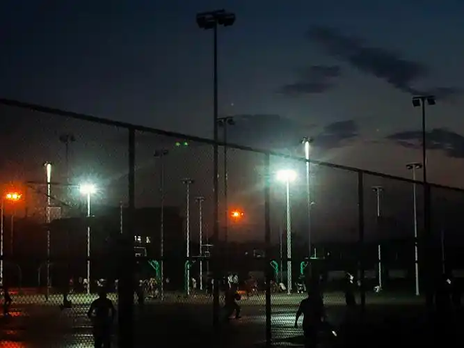 夜晚的篮球场唉冲了