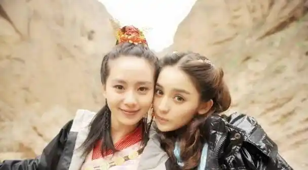 刘诗诗和古力娜扎在田里合影,娜扎看得太过苦,做鬼脸,刘诗诗很优雅