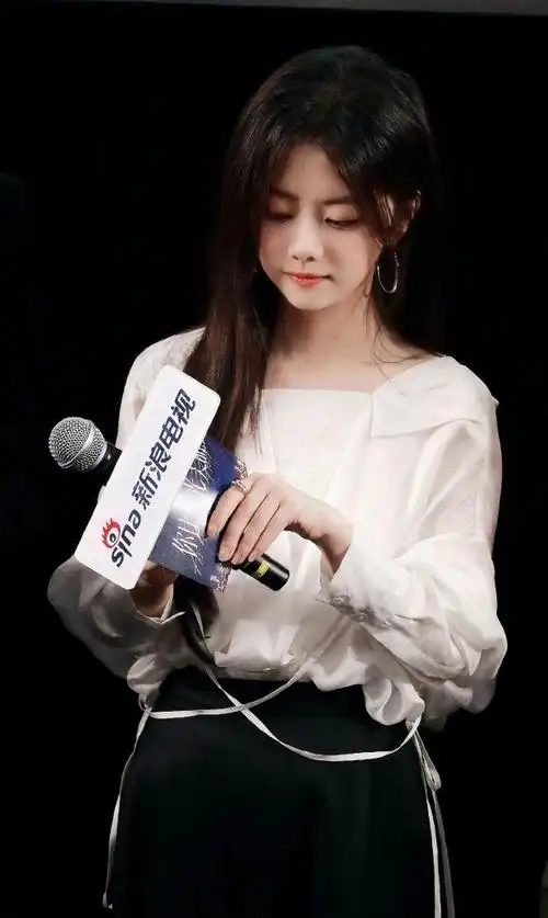 姐姐长发真的温柔又有气质,娇羞的样子也太可爱啦#谭松韵你比星光美丽