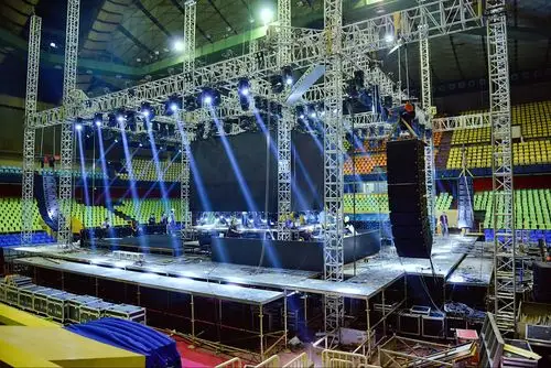 孙楠演唱会紧锣密鼓搭建 超炫舞台让人期待